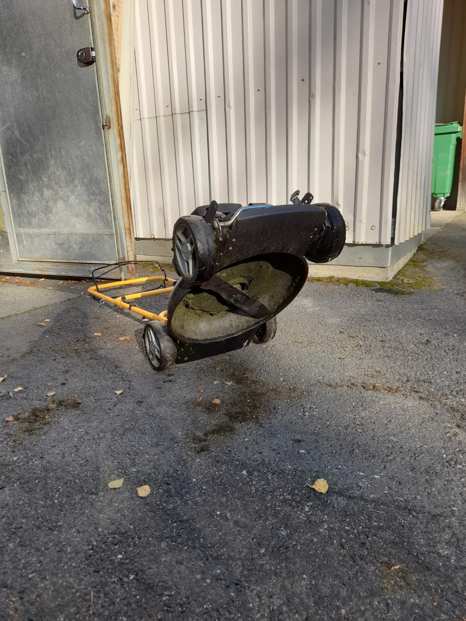 Ruohonleikkurin pesu