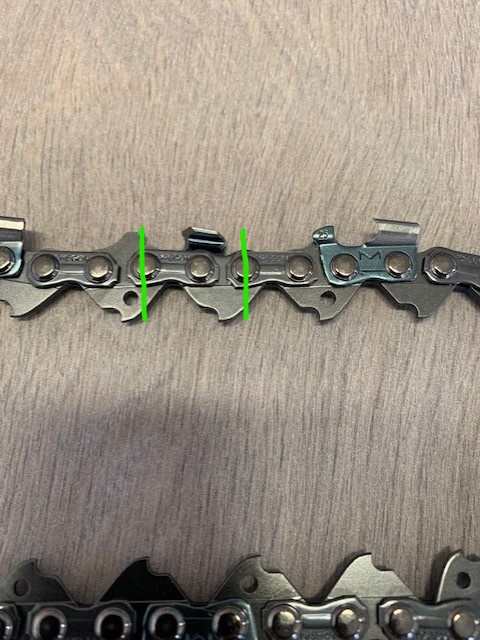 Teräketjun ketjujaon mittaaminen.