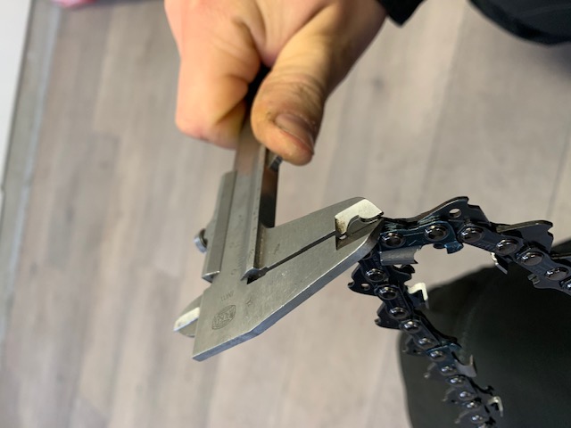 Teräketjun vetolenkin vahvuuden mittaaminen.