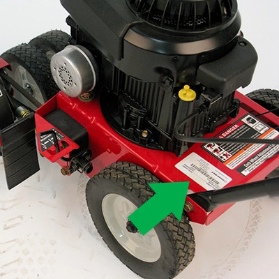 TROY-BILT reunaleikkurin tunnistetarran sijainti
