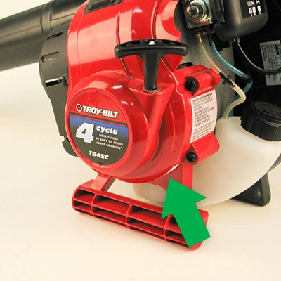 TROY-BILT lehtipuhaltimen tunnistetarran sijainti