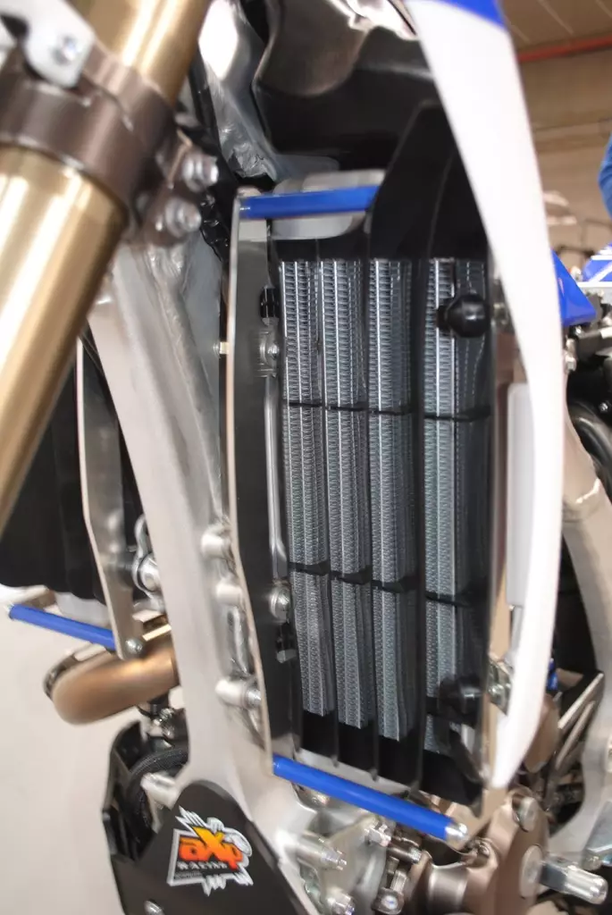 AXP Radiator Braces Blue Spacers Yamaha WR450F 12-13 - Moottoripyörän jäähdyttimen suojat - D243523 - 1