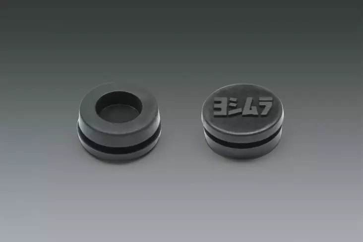 Yoshimura RUBBER GROMMET WITH LOGO TO COVER END-CAP INSERT HOLE FOR RS-9 MUFFLER - Moottoripyörän pakoputken osat - D417734 - 1