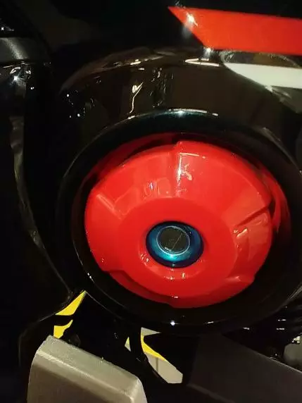 Kontio Motors SuperMoto Istuimen lukon ympäröivä muovi vasen - Kontio SuperMoto varaosat - 499-128995 - 1