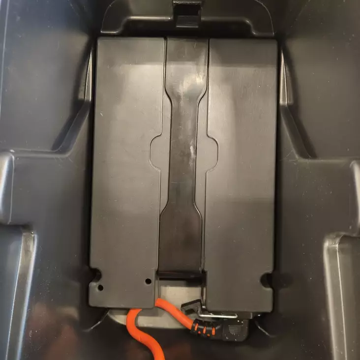 Kontio Motors e-Scooter 2.0: Akkujen laatikko istuimen alla - Kontio e-Scooter 2.0 varaosat - 499-144486 - 1