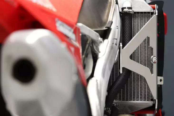 AXP Radiator Braces Red Honda CRF450R 21- / CRF250R 22- - Moottoripyörän jäähdyttimen suojat - D417457 - 1